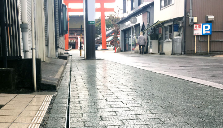 インターロッキングブロックで舗装された歩道